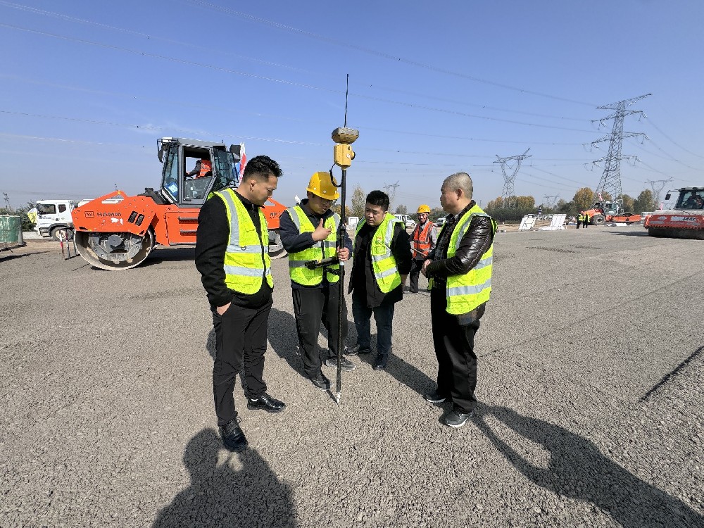 以“智”提“质”，，，，，立异引领未来｜5357cc拉斯维加斯集团赴现场考察拓普康3DmmGPS摊铺技术